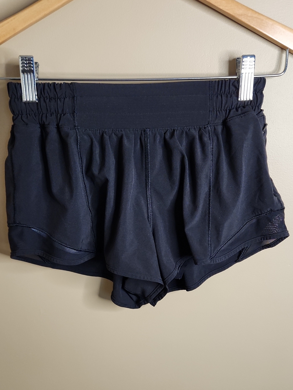lululemon Hotty Hot Short II* 2.5" in black. Size 4.  #W7ARKR